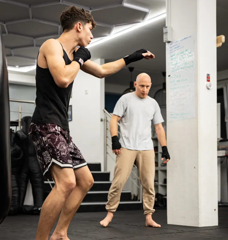 Coach korrigiert die Technik eines Schülers im P1 Performance Center